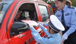 萌娃向交警爆料视频播放,交警查获违法行为